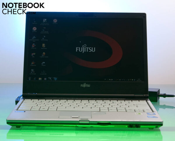 لپ‌تاپ استوک Fujitsu مدل Lifebook S790 رو به رو