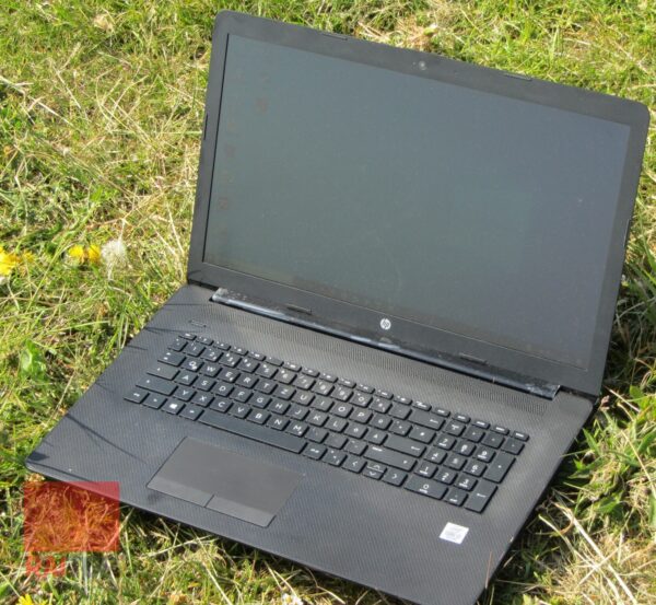 لپ تاپ استوک 17 اینچی HP مدل 17-by0 در نور افتار