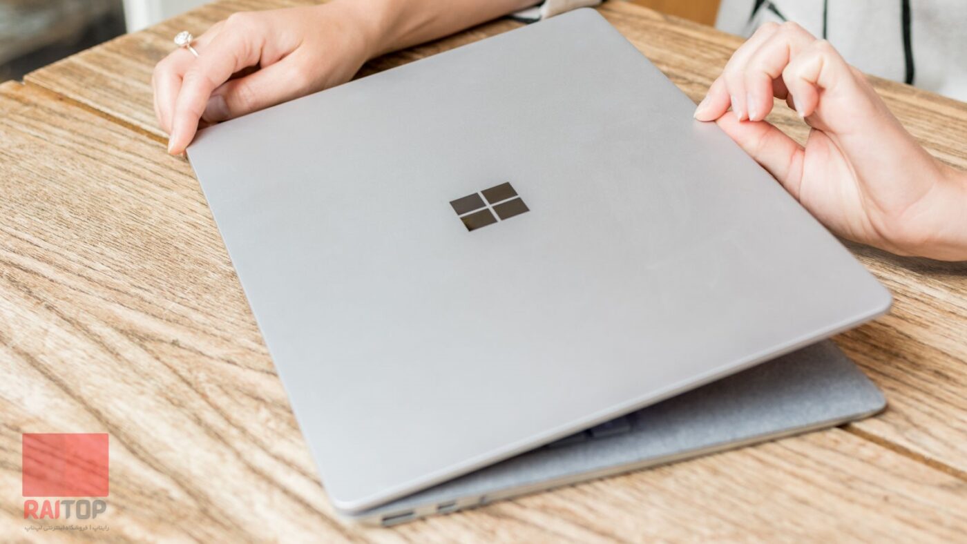 لپ تاپ 13 اینچی مایکروسافت مدل Surface Laptop 1 i5 8GB دست