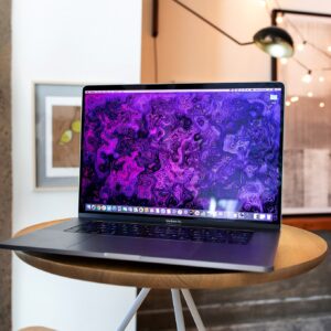 لپ تاپ اپل Apple مدل MacBook Pro 16 (2019)-MVVK2 مقابل روی میز