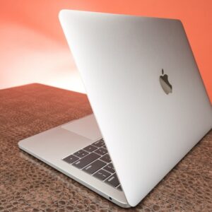 لپ تاپ 13 اینچی اپل Apple مدل MacBook Pro (2017) پشت راست
